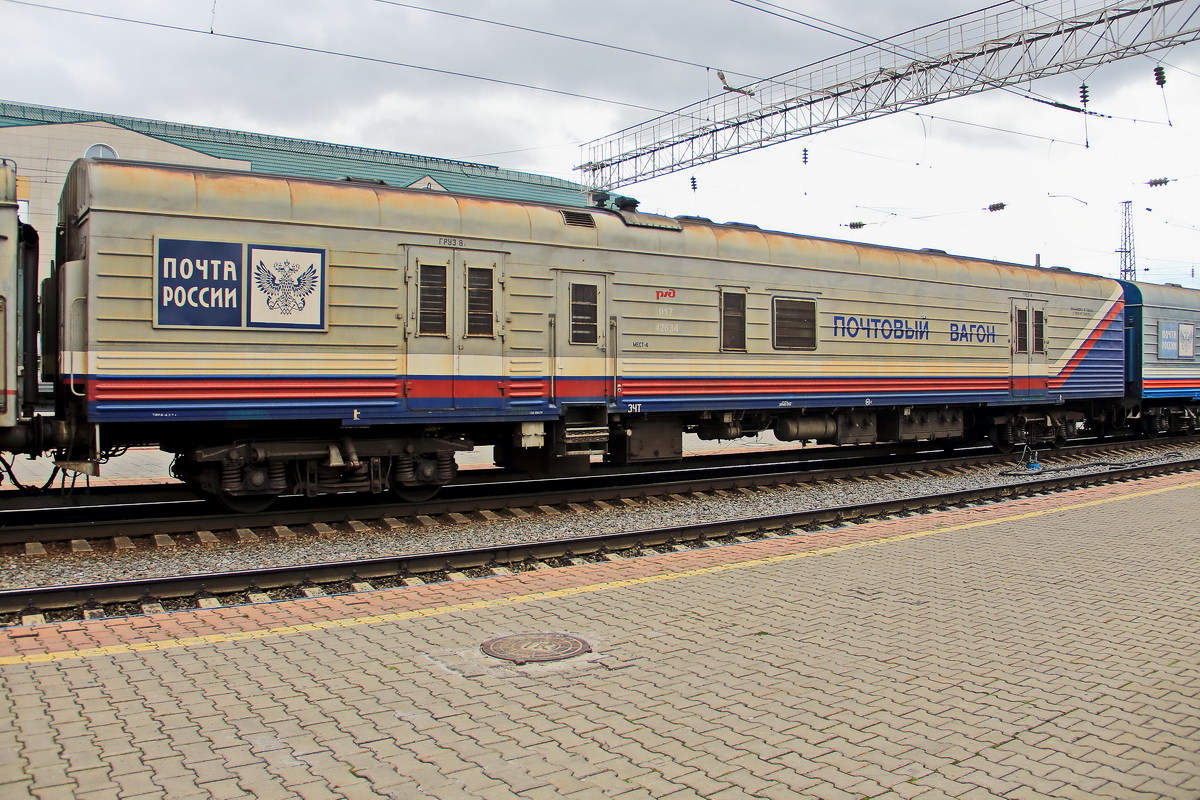 Einer der vielen Postwagen die in den Zügen eingeordnet waren, hier am 14. September 2017 in Krasnojarsk.