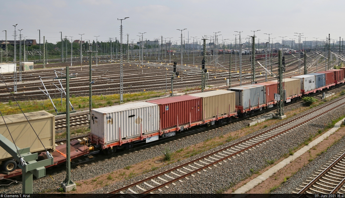 Einer von vier rumänischen Containertragwagen mit der Bezeichnung  Rgns  (31 53 3816 125-2 RO-GPRC) in einem Militärzug der U.S. Army, der mit 185 081-7 die Zugbildungsanlage (ZBA) Halle (Saale) in nördlicher Richtung verlässt.
Aufgenommen von der Berliner Brücke.

🧰 GP Rail Cargo SA
🕓 7.6.2021 | 15:41 Uhr