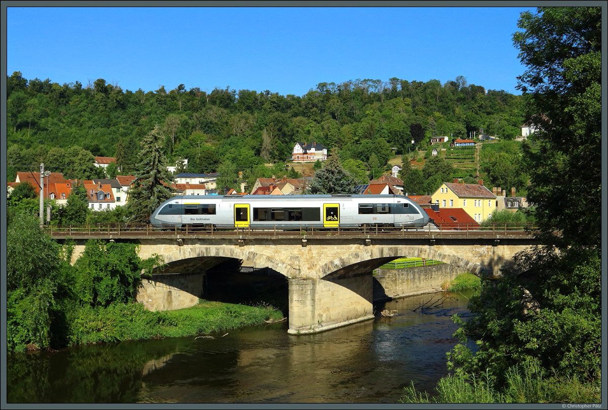 Einer der vier umgebauten 641 der DB Regio in  Der Geithainer -Lackierung überquert am 24.07.2022 in Bad Kösen die Saale. 