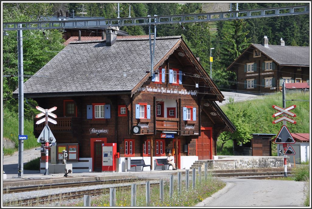 Einer der vorbildlich restaurierten Bahnhöfe der RhB, Langwies an der Arosalinie. (11.06.2015)
