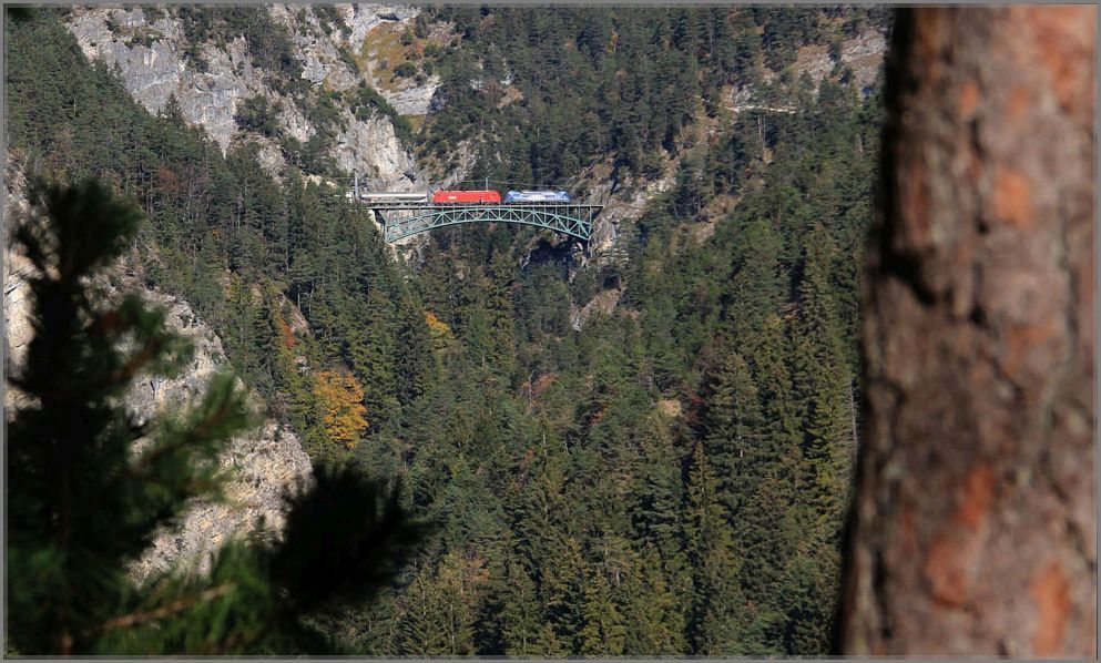 Einer der wenigen auf der Tiroler Karwendelbahn/Mittenwaldbahn verkehrende Güterzug aus dem Außerfern kommend, war am 15. Oktober mit der Achenseeschifffahrt-Werbelok bespannt und wurde von mir beim Überqueren der Schlossbachbrücke von der anderen Seite der Schlucht aufgenommen. 15.10.2018