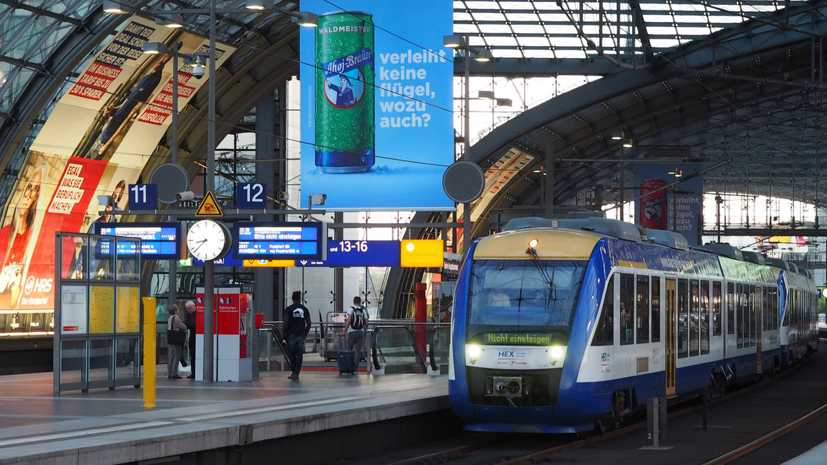 Einer der wenigen Dieselzüge auf der Berliner Stadtbahn ist der HEX (Harz-Elbe-Express), hier unter dem Label  Harz-Berlin-Express . 
Auf dem Bild kommt VT 807 als HEX 80499 von Halberstadt aus im Berliner Hbf an.

Berlin, der 13.05.2018