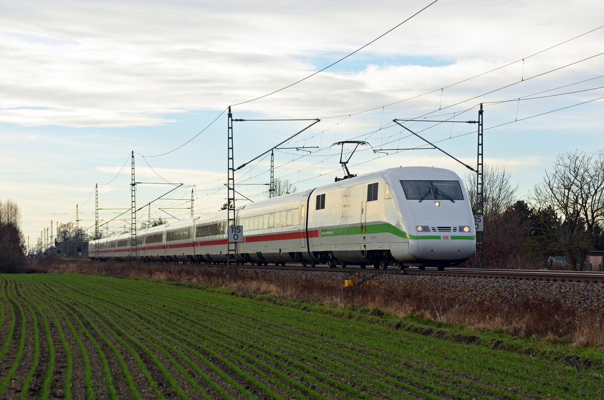 Einer der wenigen grüngestreiften ICE 1 war am letzten Tag des Jahres 2021 als ICE 935 unterwegs nach Berlin. Hier passiert er Gräfenhainichen und einen bereits wartenden Güterzug im Hintergrund.