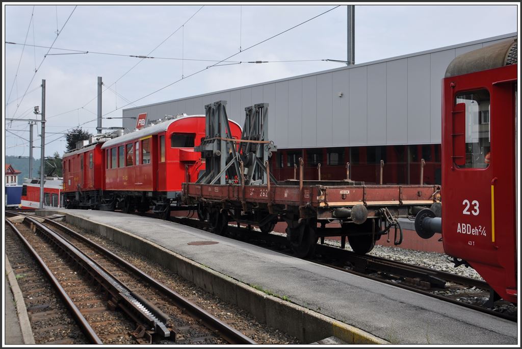 Einer der wenigen Güterwagen der RHB ist der SP M262, hier beladen mit Hebeböcken, in Heiden. (18.08.2015)