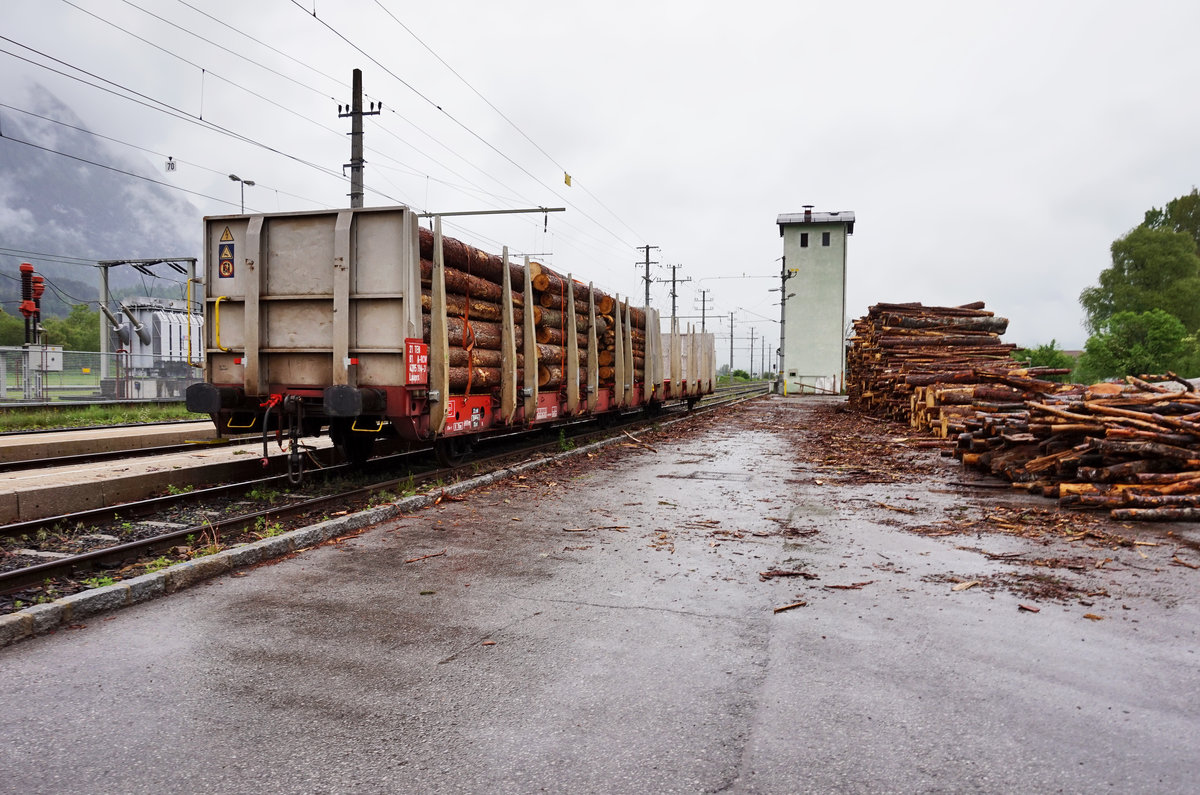 Einer der wenigen kleineren Bahnhöfe, auf diesen noch verladen wird, ist der Bahnhof Dölsach. 
Hier zu sehen sind zwei Holzwagen der Gattung Laaprs.
Aufgenommen am 13.5.2016