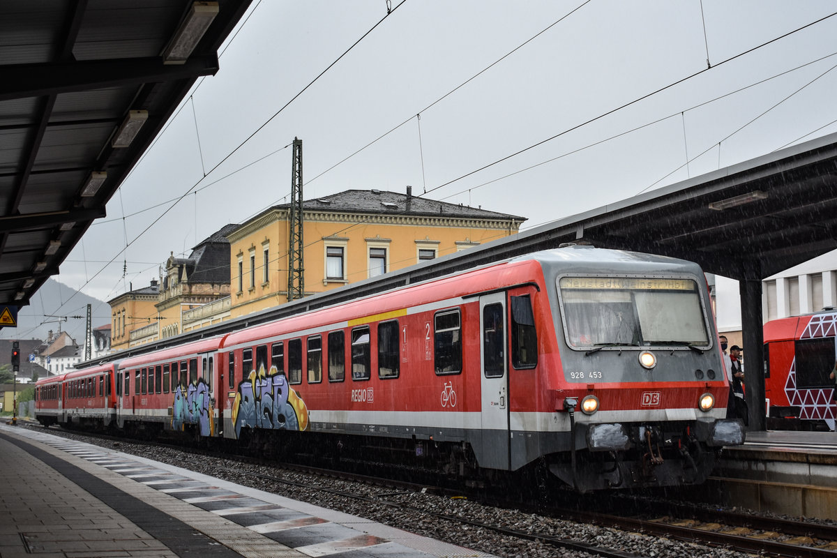 Einer der wenigen Leistungen der 628 aus Ludwigshafen und Kaiserslautern ist der Berufsverkehr RE6 von Ludwigshafen BASF nach Neustadt(Weinstr.) Hbf.
Am 14.08.20 wurde dieser mit 628 465 und 453 gefahren, hier werden sie in kürze in die Abstellung im Bahnhof Neustadt(Weinstr.) Hbf rangieren.