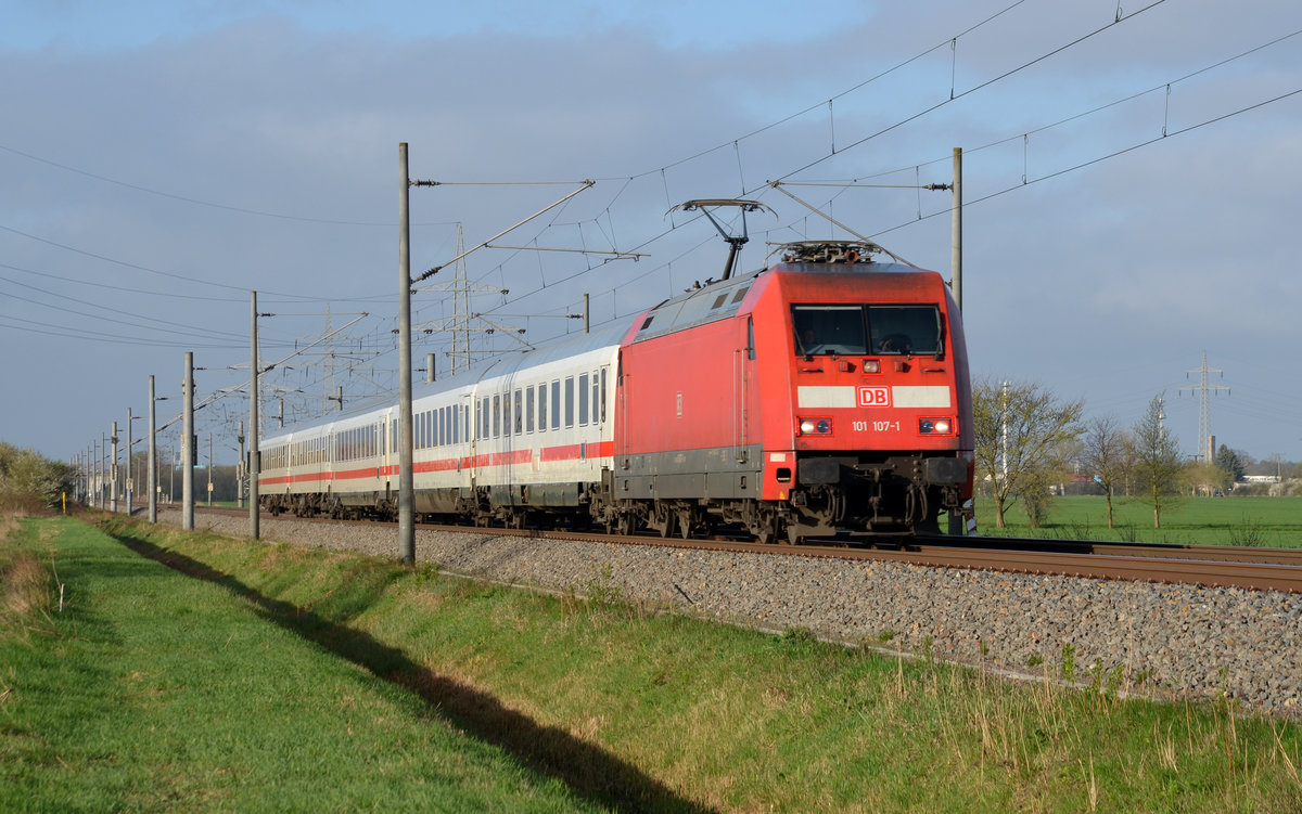 Einer der wenigen nicht mit Dosto-Zügen gefahrenden IC ist der IC 2238 von Leipzig nach Magdeburg, welcher am Wochenende auch bis Warnemünde verlängert wird. Hier sprintet 101 107 mit ihrem kurzen IC am 06.04.17 durch Braschwitz Richtung Magdeburg.