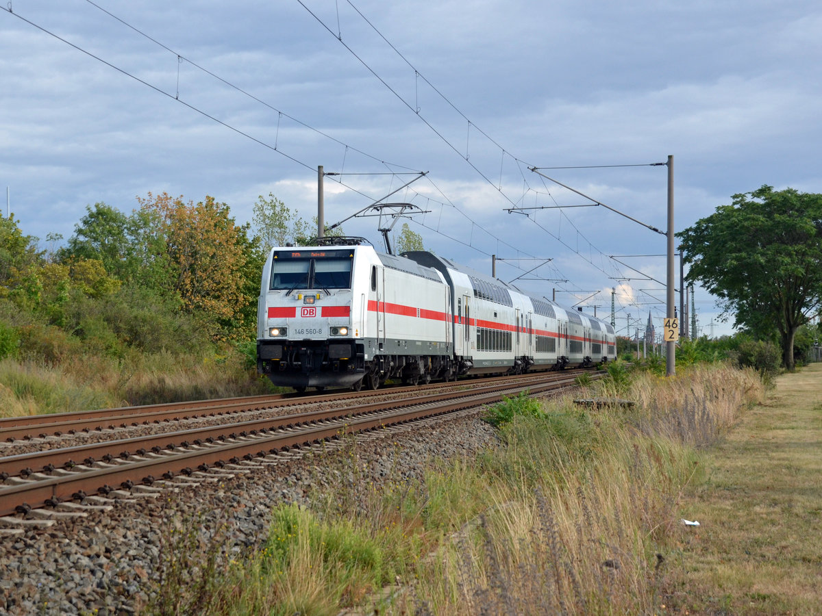 Einer der wenigen planmäßigen Fernverkehrszüge auf der Strecke Bitterfeld - Dessau - Magdeburg ist der sonntägliche IC 1934. Hier rollt 146 560 am 23.08.20 mit ihm durch Greppin.