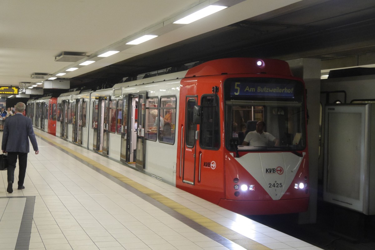 Einer der wenigen umgebauten Stadtbahnzüge, die sich im Planeinsatz befinden: 2425 und 2422 auf SL 5 in der U-Bahn Station Dom/Hbf (12.8.15)