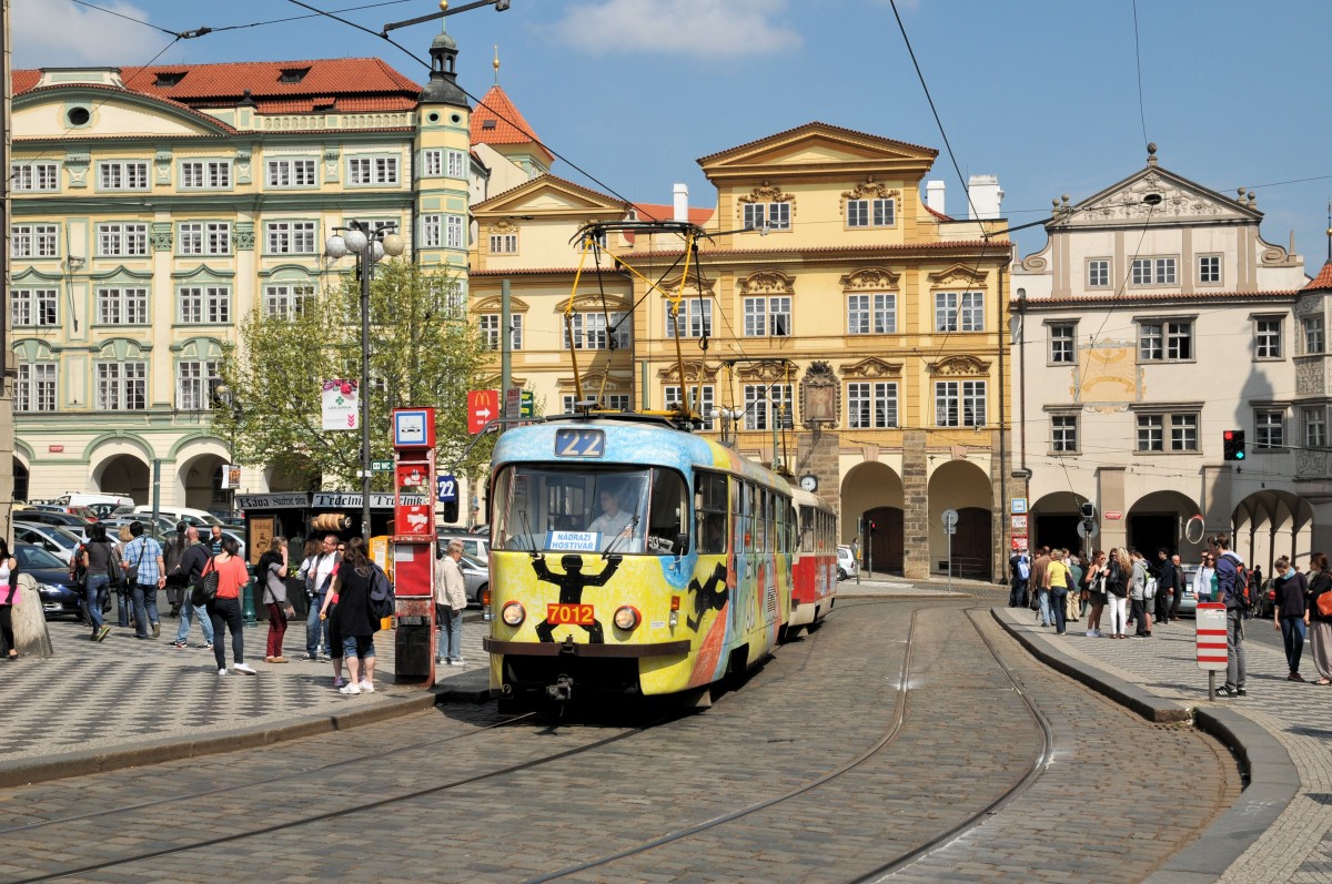 Einer der wenigen Werbewagen: Tatra T3SU 7012 am 25.04.14 am Malostranské náměstí/Praha
