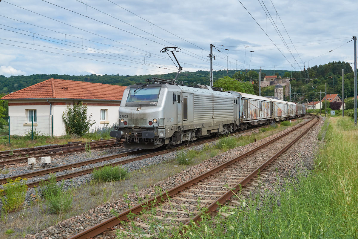 Einer der wenigen Züge auf der Strecke von Apach nach Thionville ist DGS 47212 von Rheinkamp nach Woippy. Am 16.6.2020 fuhr 37033 der VFLI mit diesem Zug in den Bahnhof Sierck-les-Bains ein.