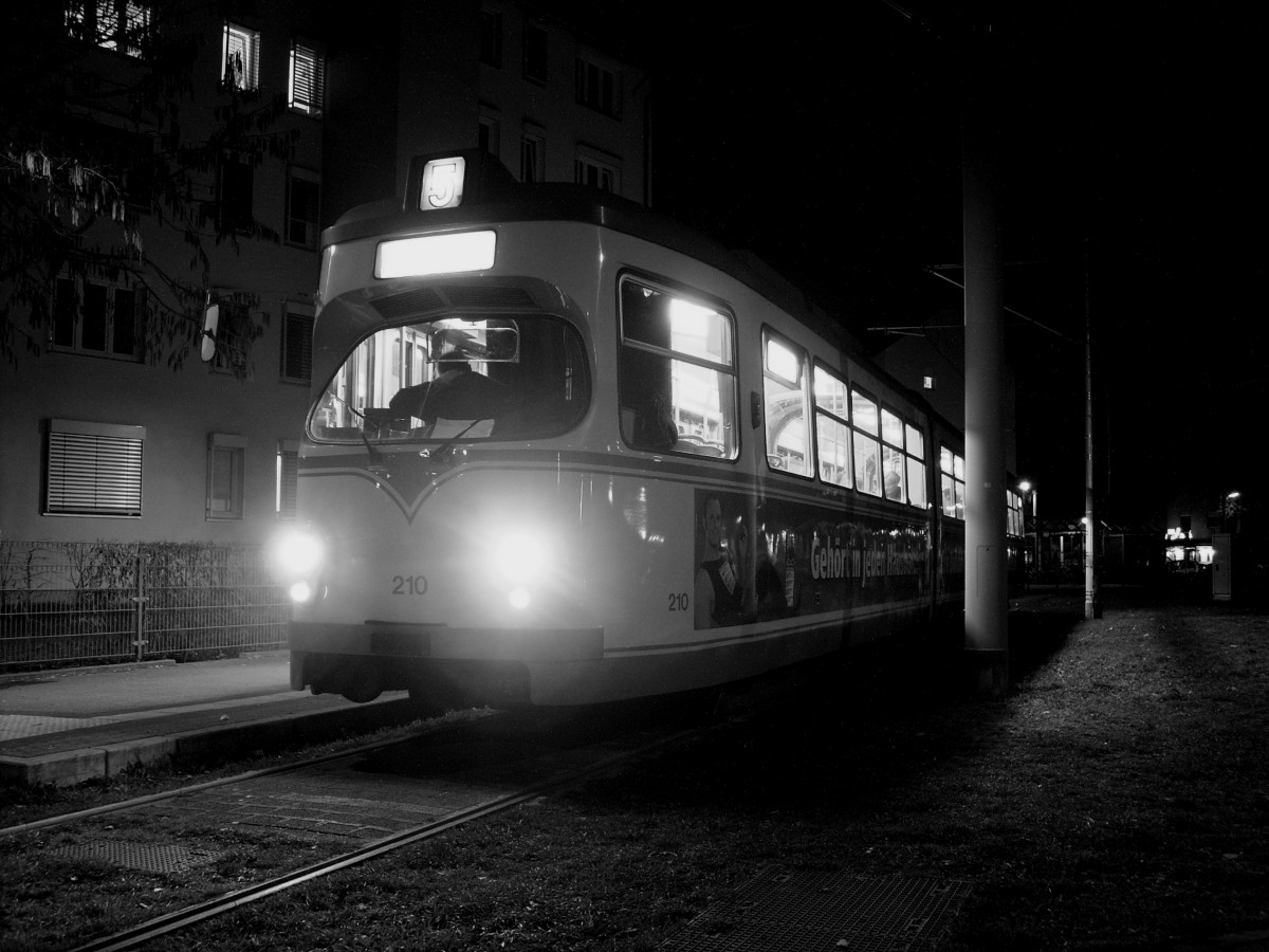 Einer der wirklich letzten Holzklassebahnen steht am Abend des 02.03.2014, in Form von Tw 204 in der Endhaltestelle Rintheim und wartet auf seine Abfahrt in Richtung Stadt.