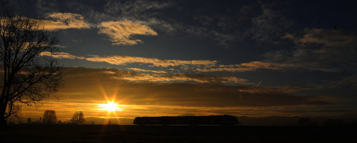 Einer der wohl schönsten Momente an jedem Tag ist wenn die Sonne emporsteigt. 
Zu jeder Jahreszeit bietet Sie uns andere Stimmungen. 
Die wohl schönsten Sonnenaufgänge sind bei klirrender Kälte im Winter zu bewundern. 
Am heutigen 22.Dezember 2017 rauscht R8556 bei Lebing in Richtung Graz .