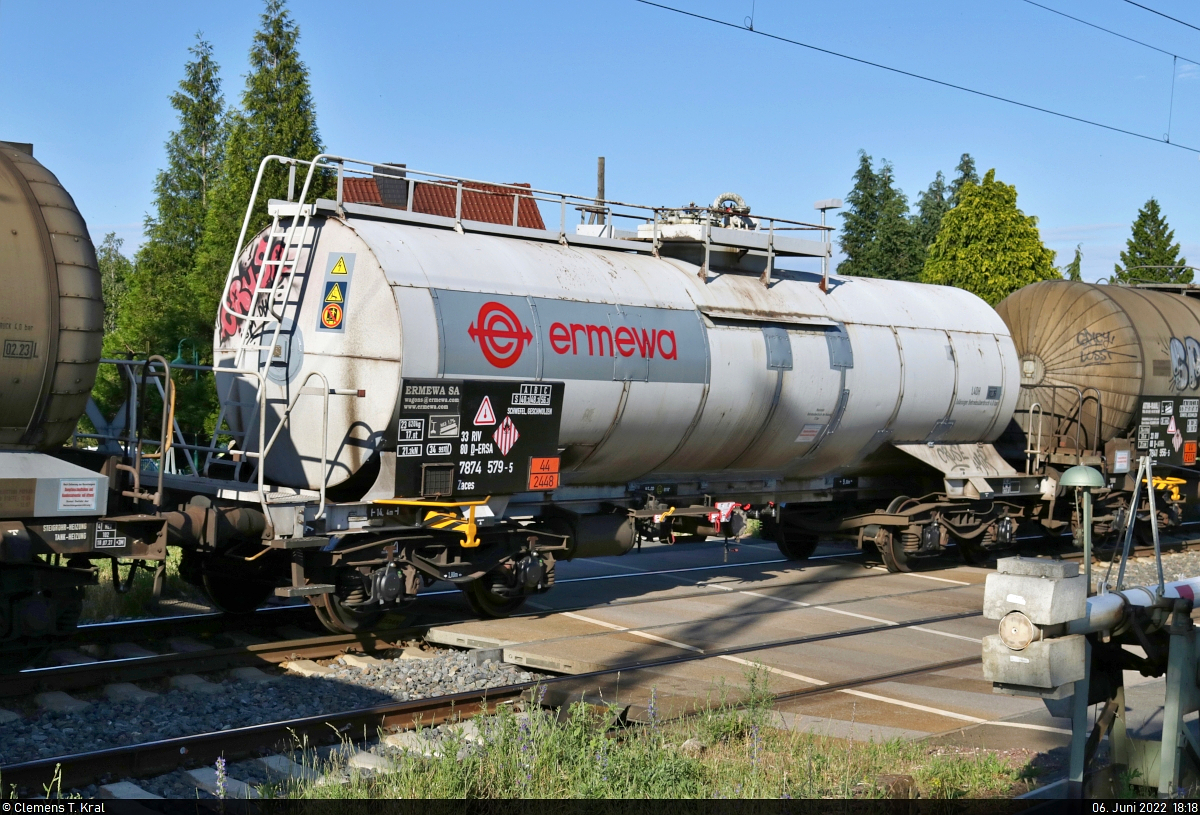 Einer von zahlreichen interessanten Kesselwagen für geschmolzenen Schwefel (44 – entzündbarer fester Stoff, der sich bei erhöhter Temperatur in geschmolzenem Zustand befindet) mit der Bezeichnung  Zaces  (33 80 7874 579-5 D-ERSA), der von 187 100-3 über den Bahnübergang in Zscherben Richtung Sangerhausen gezogen wird.

🧰 Ermewa SA
🕓 6.6.2022 | 18:18 Uhr
