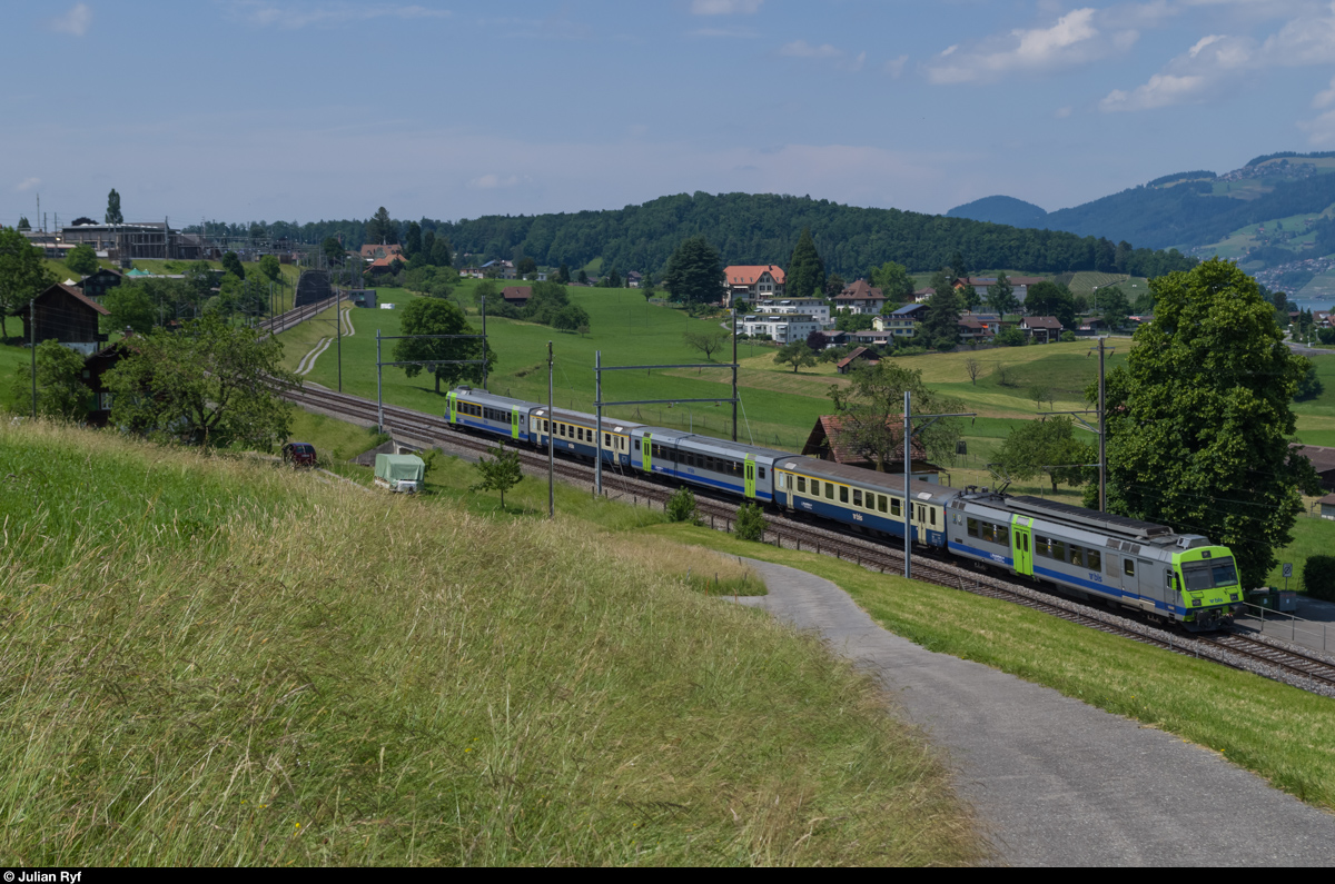 Einer der zwei GoldenPass-Pendel der BLS fhrt am 7. Juni 2015 bei Faulensee in Richtung Interlaken. Die beiden Pendel sind inzwischen durch EW III ersetzt worden.