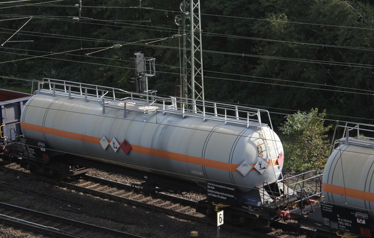 Einer von zwei Zackks der Evonik Degussa GmbH mit tödlicher Fracht, die am 06.10.2015 von einer Rangierlok gezogen, nördlich von Köln-West in Richtung Süden, höchstwahrscheinlich nach Godorf unterwegs waren. Zwischen der Lok und dem ersten sowie hinter dem letzten Wagen befanden sich jeweils ein offener Güterwagen(Hochbordwagen) der VTG, die zum Teil mit Schotter beladen waren.
Warntafel: 663/1051 Cyanwasserstoff, stabilisiert