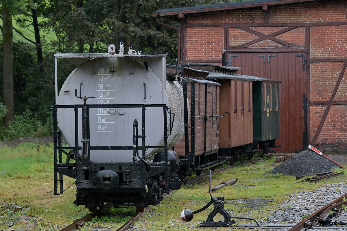 Einer von zweien im Jahr 1932 beschafften vierachsigen Sprengwagen (97-09-74) befindet sich im sächsischen Schmalspurbahnmuseum Rittersgrün. (September 2020)