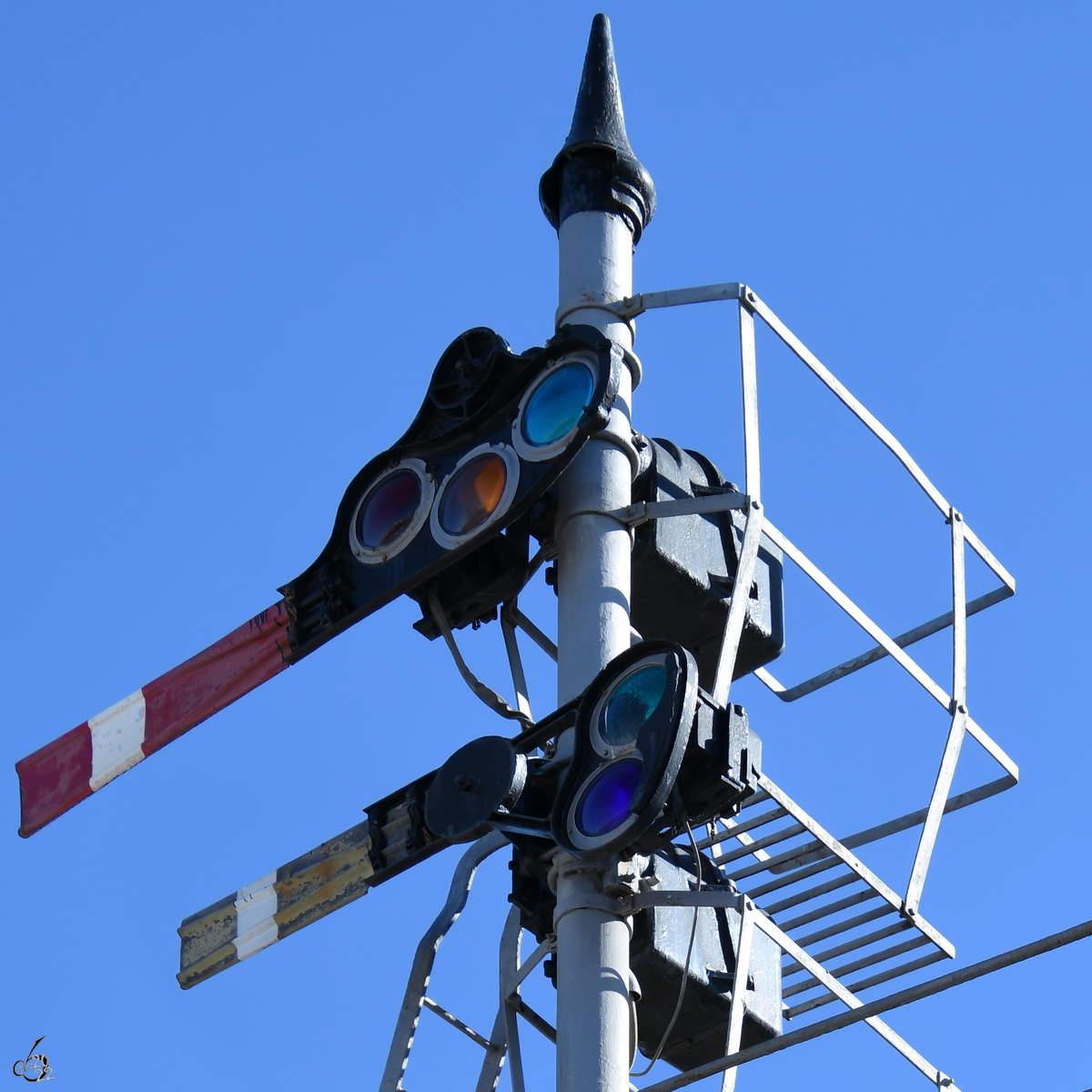 Eines der 1929 von der amerikanischen Firma General Railways Signal-GRS hergestellten Signale auf einer Signalbrücke, die von 1929 bis 1989 im Barceloner Bahnhof Estació de França zu finden war und heute im Eisenbahnmuseum von Katalonien ausgestellt ist. (November 2022)