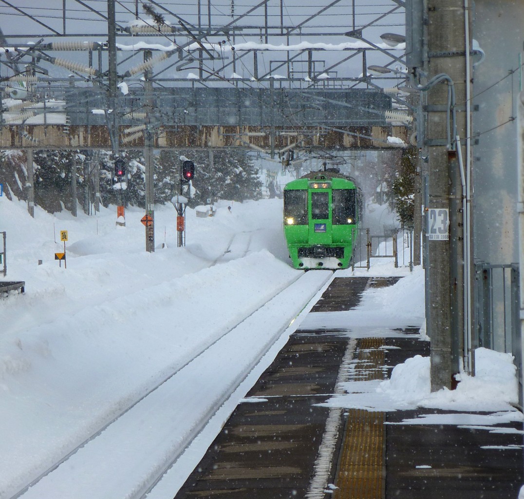 Eines der 3 Ergänzungsmodule (je 2 Wagen) stammt von einer älteren Serie 785. Im Bild fährt ein Zug Serie 789 mit diesem Ergänzungsmodul (Steuerwagen KUHA 784-303)in Kikonai auf Hokkaidô ein, 12.Februar 2013. TSUGARU KAIKYÔ-LINIE   