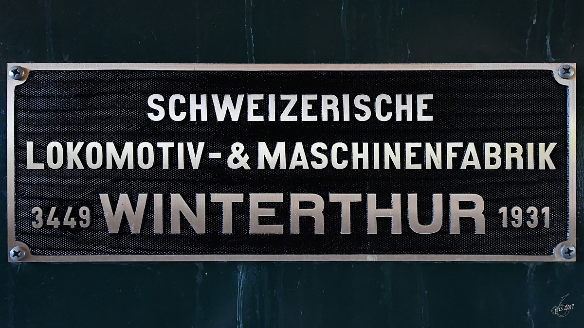 Eines des Fabrikschilder auf der 1931 gebauten Elektrolokomotive Ae 4/7  10 949 . (Bahnpark Augsburg, Juni 2019)