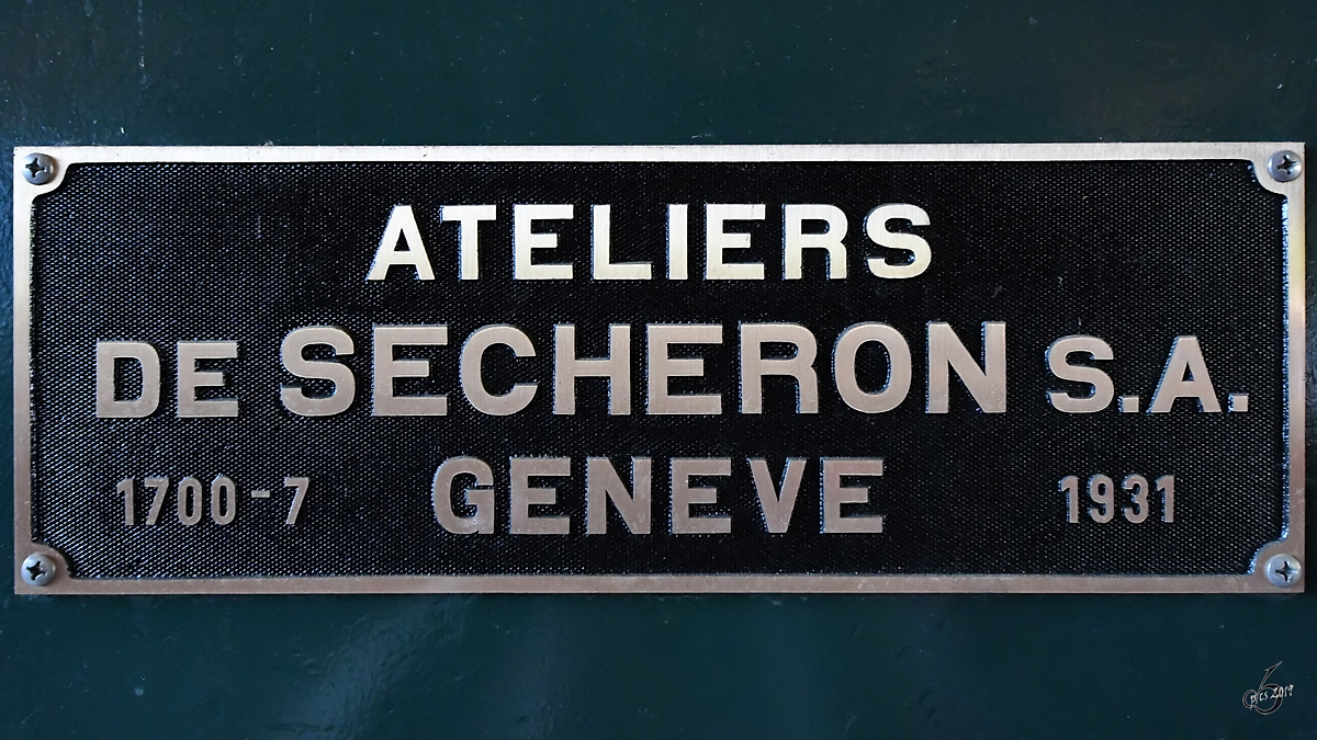 Eines des Fabrikschilder auf der 1931 gebauten Elektrolokomotive Ae 4/7  10 949 . (Bahnpark Augsburg, Juni 2019)