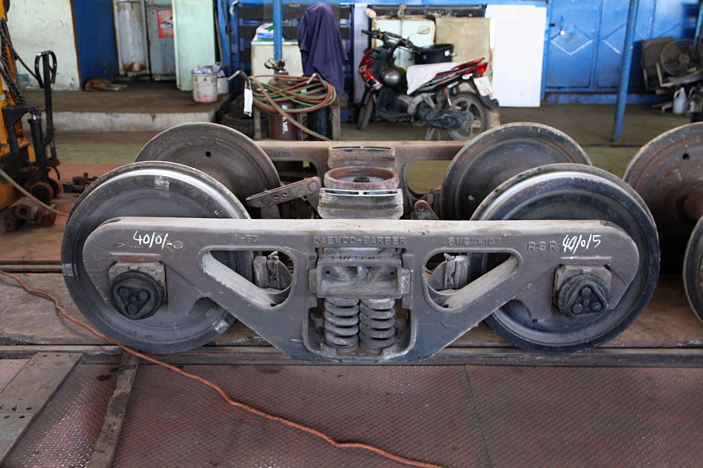 Eines der Drehgestelle des บ.ท.ต. 46126 (บทต = B.C.F./Bogie Container Flat Wagon), welcher im Depot Thon Buri eine Revision erhält. Bild vom 22.Juni 2019.