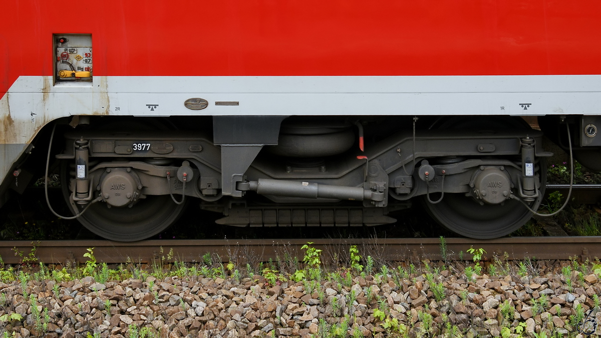 Eines der Drehgestelle eines Doppelstockpersonenwagens (DBpza 50 80 26 81 014-5) im Mai 2021 am Hauptbahnhof Neustrelitz.