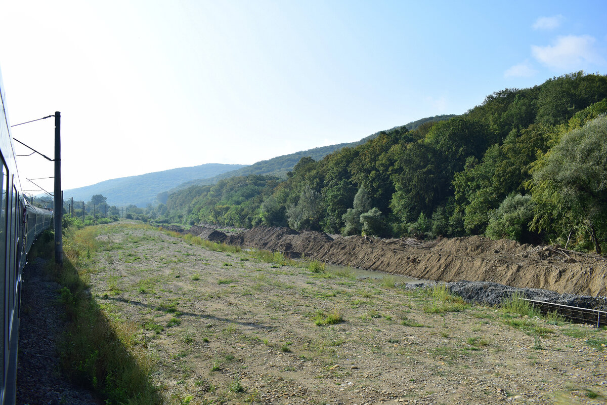 Eines der größten Bahnprojekte in Rumänien ist aktuell die Modernisierung und Neutrassierung der Bahnstrecke Sighisoara nach Brasov. Überall auf den 130km langen Abschnitt wird kräftig gebaut. Hier sieht man gut den neuen Trassenverlauf zwischen Mureni und Archita.

Mureni 02.09.2025
