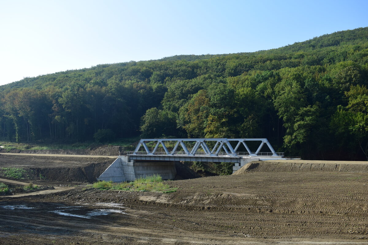 Eines der größten Bahnprojekte in Rumänien ist aktuell die Modernisierung und Neutrassierung der Bahnstrecke Sighisoara nach Brasov. Überall auf den 130km langen Abschnitt wird kräftig gebaut. Viele Brücken sind bereits fertig errichtet und große Fortschritte zu sehen. Hier eine Brücke kurz vor Archita.

Archita 02.09.2025
