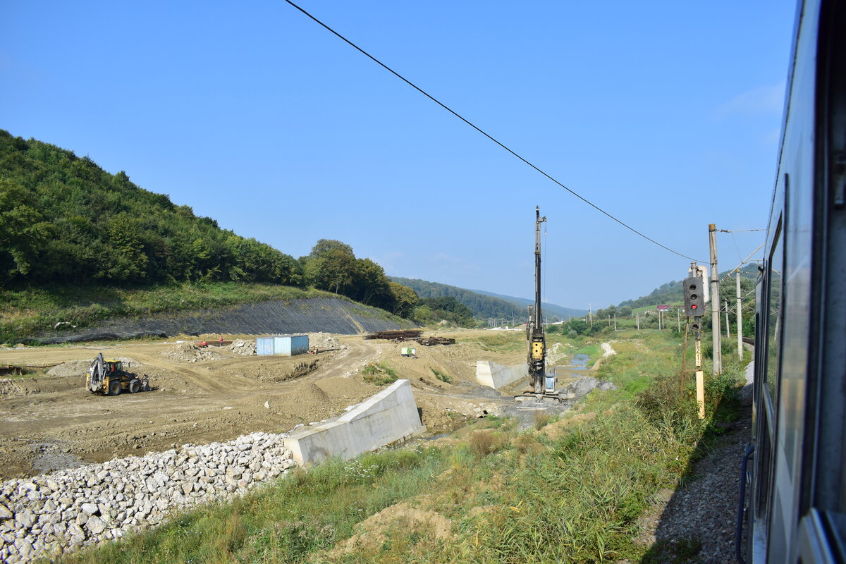 Eines der größten Bahnprojekte in Rumänien ist aktuell die Modernisierung und Neutrassierung der Bahnstrecke Sighisoara nach Brasov. Überall auf den 130km langen Abschnitt wird kräftig gebaut. An vielen Stellen wird die Strecke begradigt um höhere Geschwindigkeiten zu erreichen. Hier kurz vor Archita.

Archita 02.09.2025