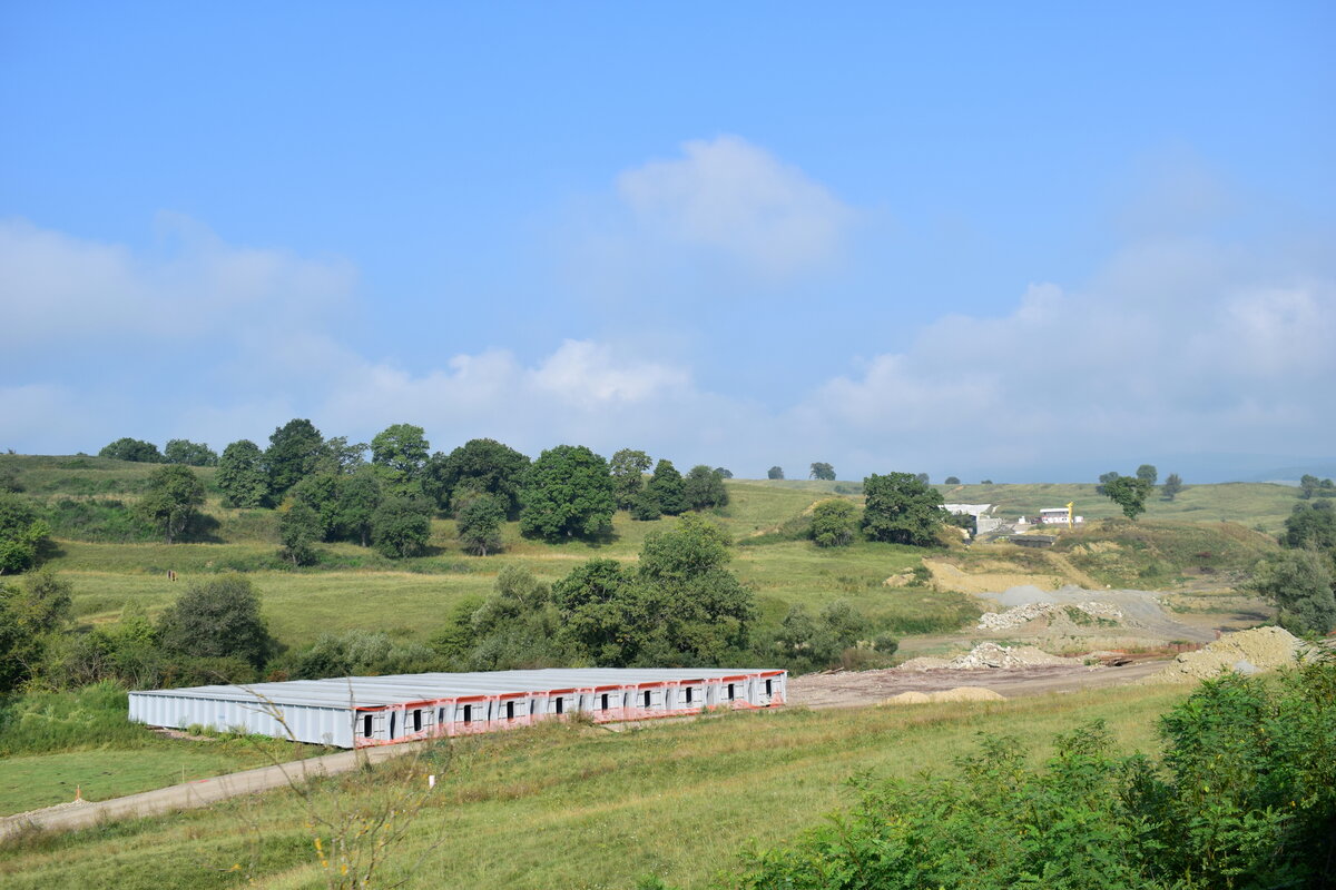 Eines der größten Bahnprojekte in Rumänien ist aktuell die Modernisierung und Neutrassierung der Bahnstrecke Sighisoara nach Brasov. Überall auf den 130km langen Abschnitt wird kräftig gebaut. Zwischen Archita und Beia sind noch keine Brücken fertig gebaut, die Bauteile liegen aber bereits zur Montage bereit.

Beia 02.09.2025