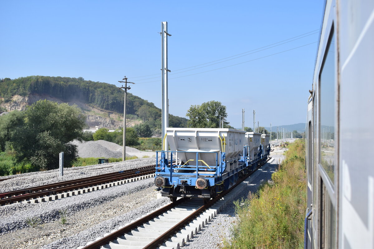 Eines der größten Bahnprojekte in Rumänien ist aktuell die Modernisierung und Neutrassierung der Bahnstrecke Sighisoara nach Brasov. Überall auf den 130km langen Abschnitt wird kräftig gebaut. Alstom hat dabei auch einen großen Auftrag erhalten und ist mit allerlei Baugeräten mit dabei. Hier sieht man ein 3 Faccs von Alstom im Bahnhof Racos.

Racos 02.09.2025