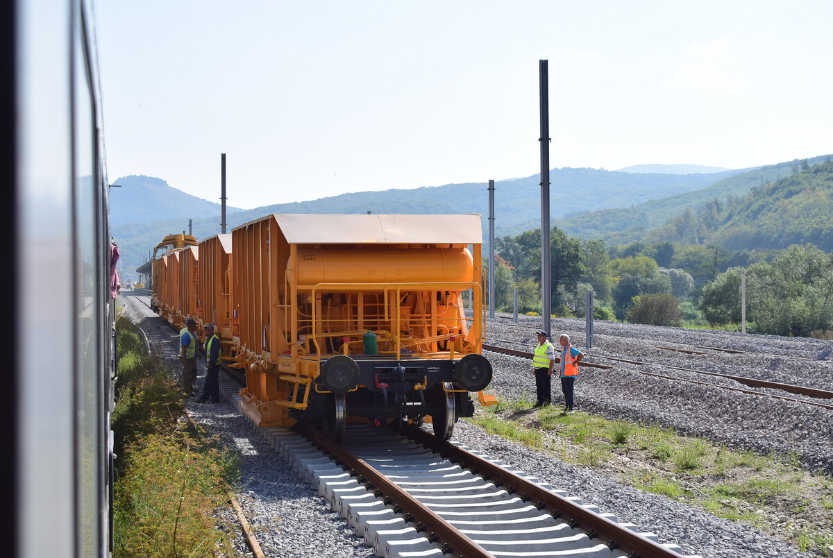 Eines der größten Bahnprojekte in Rumänien ist aktuell die Modernisierung und Neutrassierung der Bahnstrecke Sighisoara nach Brasov. Überall auf den 130km langen Abschnitt wird kräftig gebaut. In Racos liegen schon viele Gleise und es wird bereits eingeschottert. 

Racos 02.09.2025