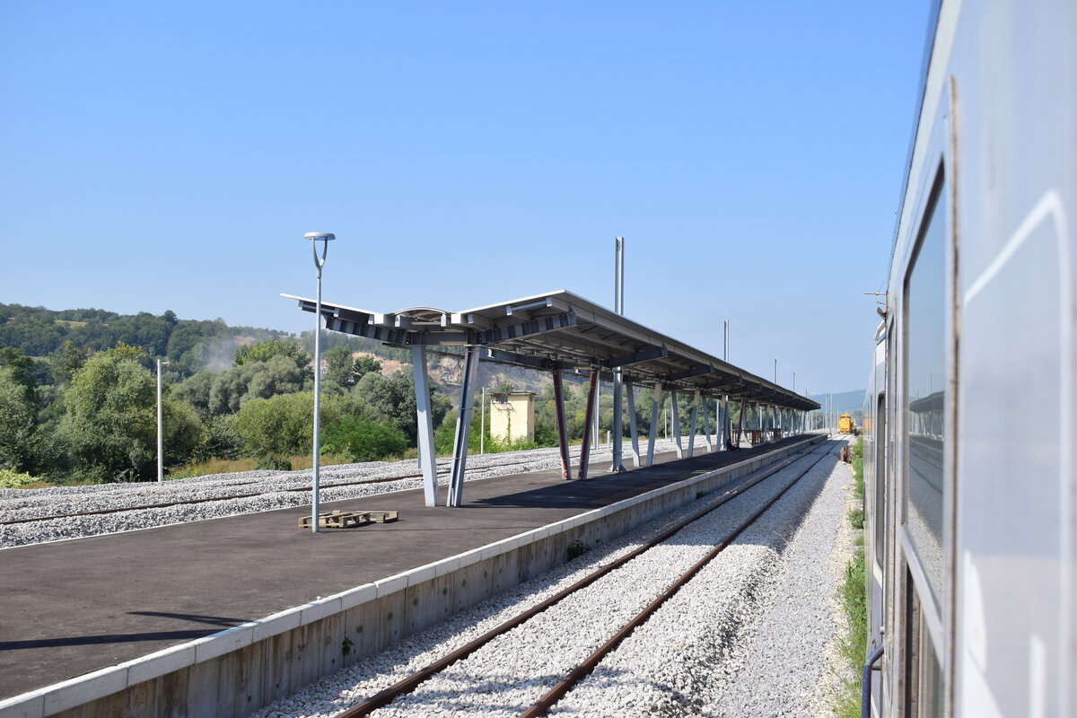 Eines der größten Bahnprojekte in Rumänien ist aktuell die Modernisierung und Neutrassierung der Bahnstrecke Sighisoara nach Brasov. Überall auf den 130km langen Abschnitt wird kräftig gebaut. Hier sieht man den neuen Bahnsteig in Racos. Im Zuge der Streckenmodernisierung wurde der Bahnhof grundlegend erneuert.

Racos 02.09.2025
