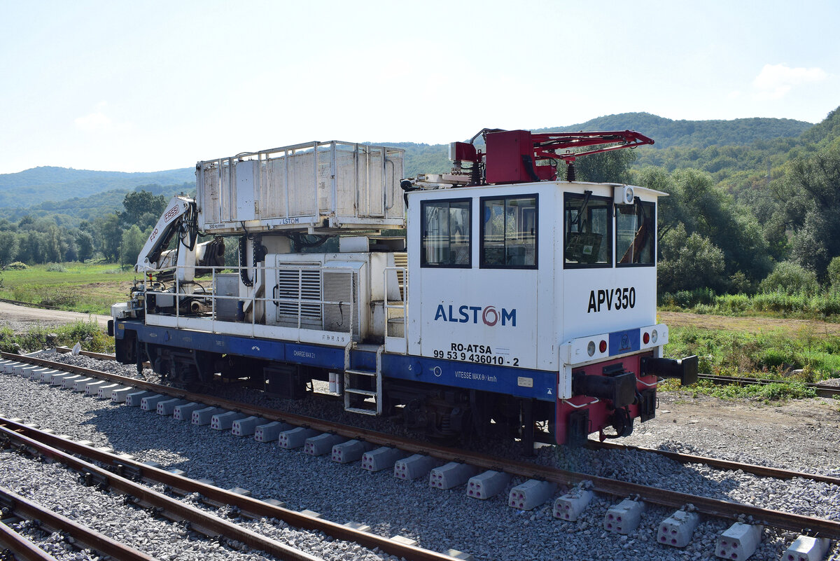 Eines der größten Bahnprojekte in Rumänien ist aktuell die Modernisierung und Neutrassierung der Bahnstrecke Sighisoara nach Brasov. Überall auf den 130km langen Abschnitt wird kräftig gebaut. In Racos stand dieser TVT mit den Namen APV350 (99 53 9 436 010-2)von Alstom abgestellt welcher für die Montage und Instandhaltung der Oberleitung zustandig ist.