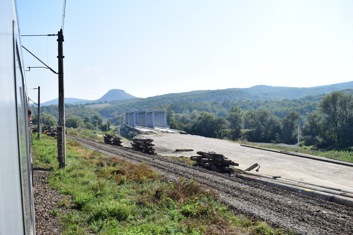 Eines der größten Bahnprojekte in Rumänien ist aktuell die Modernisierung und Neutrassierung der Bahnstrecke Sighisoara nach Brasov. Überall auf den 130km langen Abschnitt wird kräftig gebaut. Hinter Racos wird imm Zuge der Modernisierung die Trasse verlegt. So wird auch hier künftig durch den Berg gefahren statt wie aktuell außen herum. 

Racos 02.09.2025