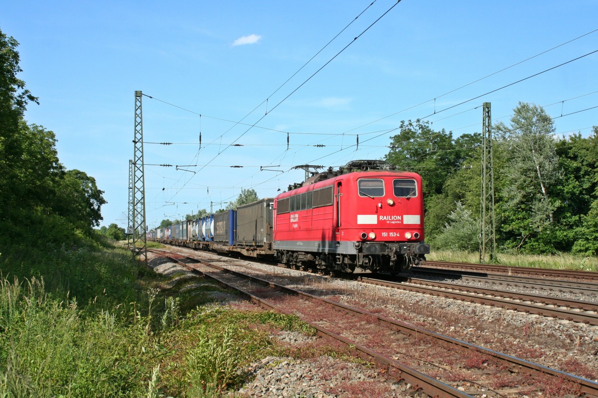 Eines der Highlights des Tages:
151 153-4 mit einem gemischten KLV-Zug am Nachmittag des 06.06.14 im Bahnhof Orschweier.