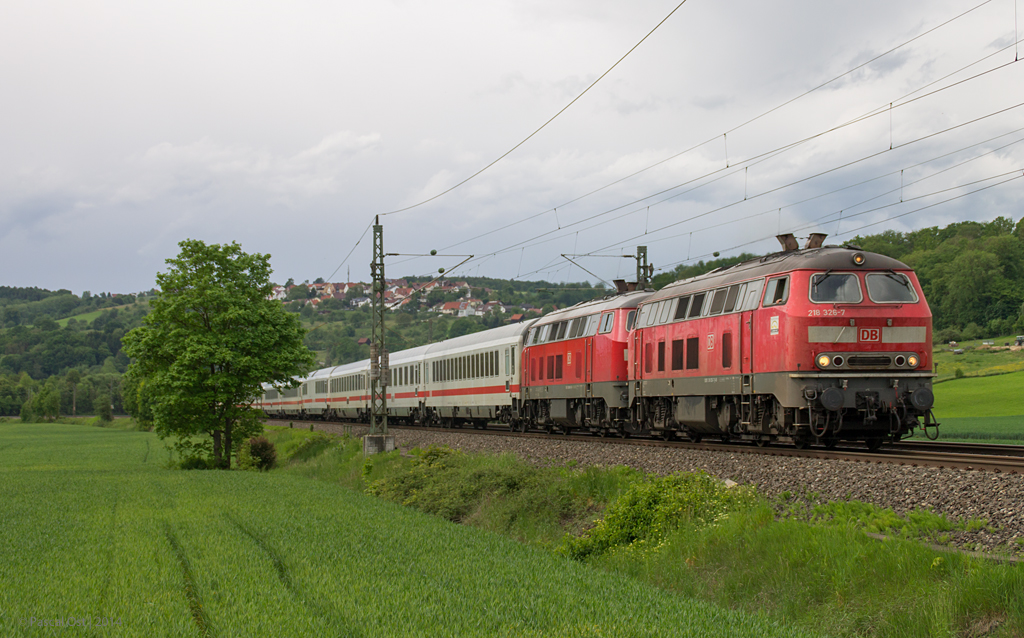 Eines der interessantesten Fotomotive auf der Filsbahn ist sicherlich der IC 2013  Allgäu , der trotz Oberleitung mit einem 218-Doppel verkehrt. Am 10. Mai 2014 war u. A. die Ulmer 218 326-7 für diesen Zug eingeteilt, was ich mir nicht entgehen ließ und woraus dann diese Aufnahem bei Uhingen (Fils) entstand.