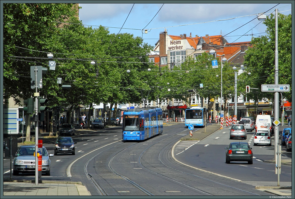 Eines der jüngsten Straßenbahnfahrzeuge in Kassel ist der NGT8 670, hier unterwegs als Linie 8 nach Kaufungen Papierfabrik nahe der Haltestelle Rathaus/Fünffensterstraße. (11.08.2014)