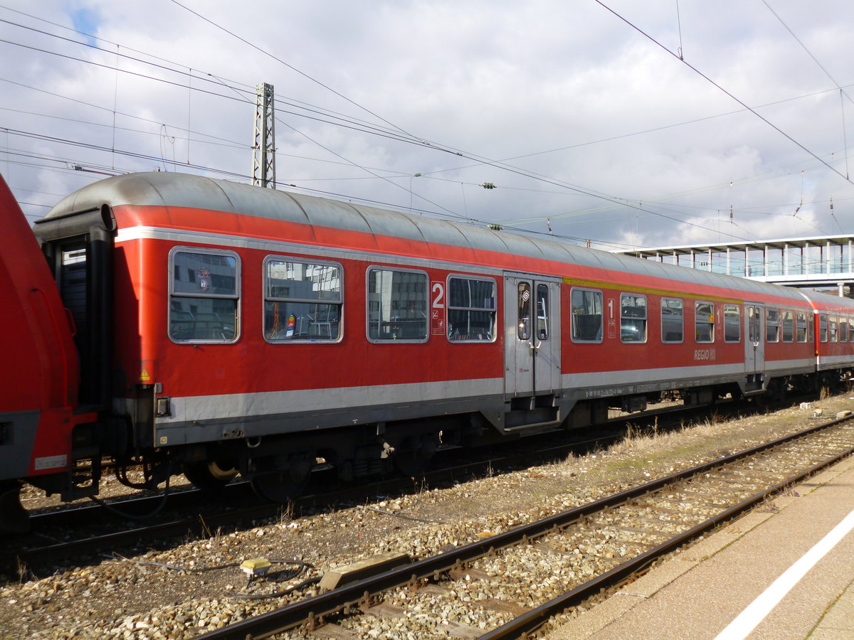 Eines der Letzten noch im Original OFV Designten Wagen im RB von Geislingen Steige.
Am 03.11.2016 in Ulm Hbf