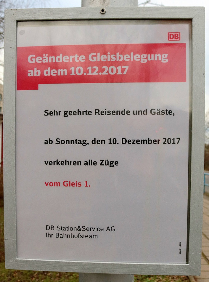 Eines von mehreren Schildern weist Reisende am Hp Halle Zscherbener Straße darauf hin, dass ab dem Fahrplanwechsel alle S-Bahnen von Gleis 1 verkehren. Diese Regelung bestand jedoch nur vorübergehend; mittlerweile wird auch wieder Gleis 2 genutzt. [24.12.2017 | 13:45 Uhr]
