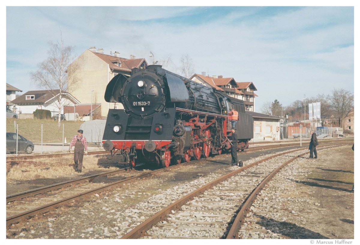 Eines meiner ersten brauchbaren analogen Eisenbahnbilder.
Zu sehen ist 01 1533-7 (01 533) im Außengelände der Lokwelt Freilassing. Die Lok wird gerade vom Personal abgeschmiert und für die Heimfahrt vorbereitet.
Aufgenommen wurde die Scene am 15. Februar 2014 (von einem Fußgängerüberweg aus) mit einer Voigtländer VITO 2 a mit einer Belichtungszeit von ca 1/300 Sek. und einer Blende von ca F8. Der Film war ein Fujifilm Superia mit ISO 200.
Das Bild habe ich übrigens nicht nachbearbeitet.