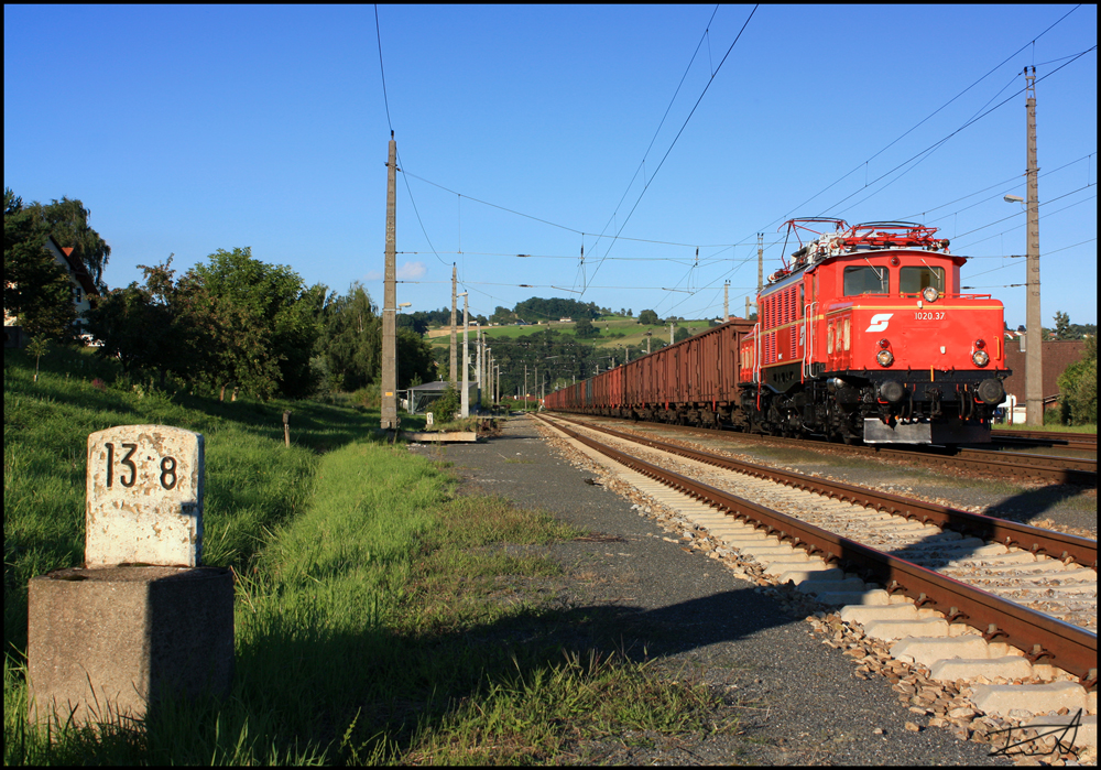 Eines meiner lieblings wenn nicht das lieblings Foto von all denen die ich bis jetzt gemacht habe. Im schönsten Abendlicht steht 1020 037 mit dem  Planstrom  Sdz 94699 (Plan 47541) von Summerau nach Linz-Stahlwerke. 9.8.2010 aufgenommen in St.Georgen an der Gusen