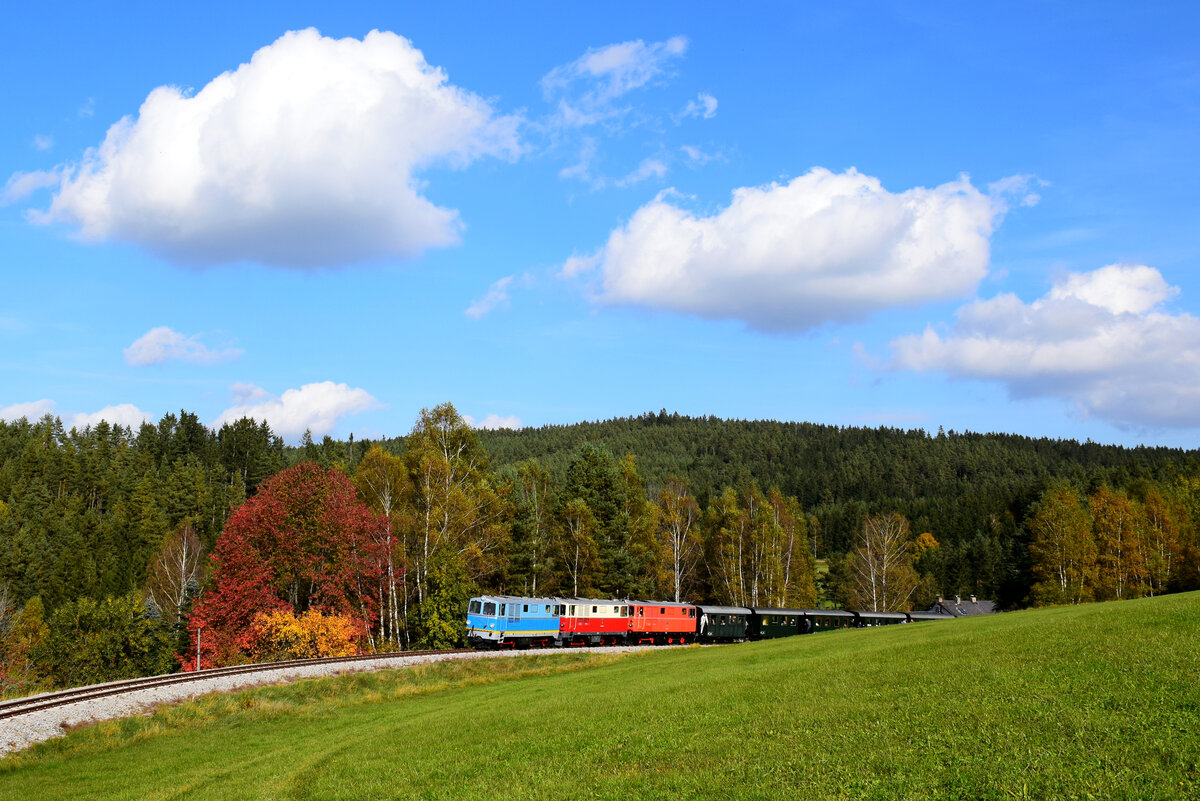 Eines meiner Lieblingsfotos vom Sonderzug. Wunderschöne Herbstfarben auf der Bergstrecke kurz nach Abschlag-Fassldorf.
V10 + V5 + V12 - Waldviertelbahn - Diesellokfestival, 08.10.2022.