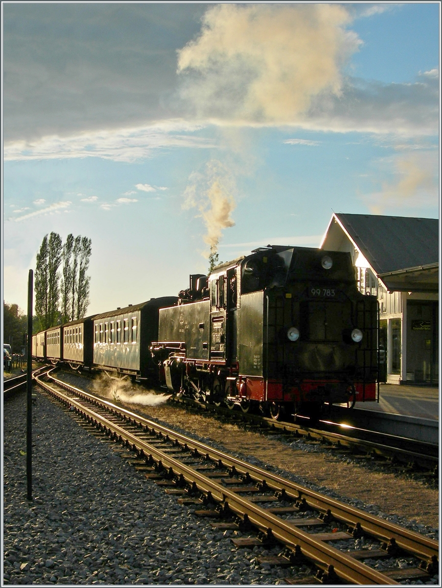 Eines meiner liebsten Gegenlichtbilder aus dem Archiv geholt und überabeitet: Die Rügensche Kleinbahn GmbH Dampflok 99 793 erreicht mit ihrem Zug nach Göhren den Bahnhof Binz LB. 

25. Mai 2006