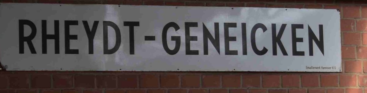 Eines meiner liebsten Schilder in der Wagenhalle in Schierwaldenrath.
Rheydt-Geneicken ist einer der Bahnhöfe ander Strecke von Mönchengladbach nach Jülich. Er war der erste Bahnhof hinter Mönchengladbach Hbf, es gab viele Anschlüsse.
Das Kabelwerk Rheydt war angeschlossen, das damalige Unternehmen Schorch, das Transformatoren baute, Scheidt und Bachmann die Eisenbahnsicherungstechnik bauten.
Der Stahlhandel Pohle und die Spediton Calderoni. So wie ein Brennstoffhändler und die Firma Efferz Rolltore.
Weiter Orte waren, Rheydt-Mülfort, Rheydt-Odenkirchen, Hochneukirchen, Otzenraht, Immerath, Titz, Ameln, Welldorf und Jülich. 6.8.2017
