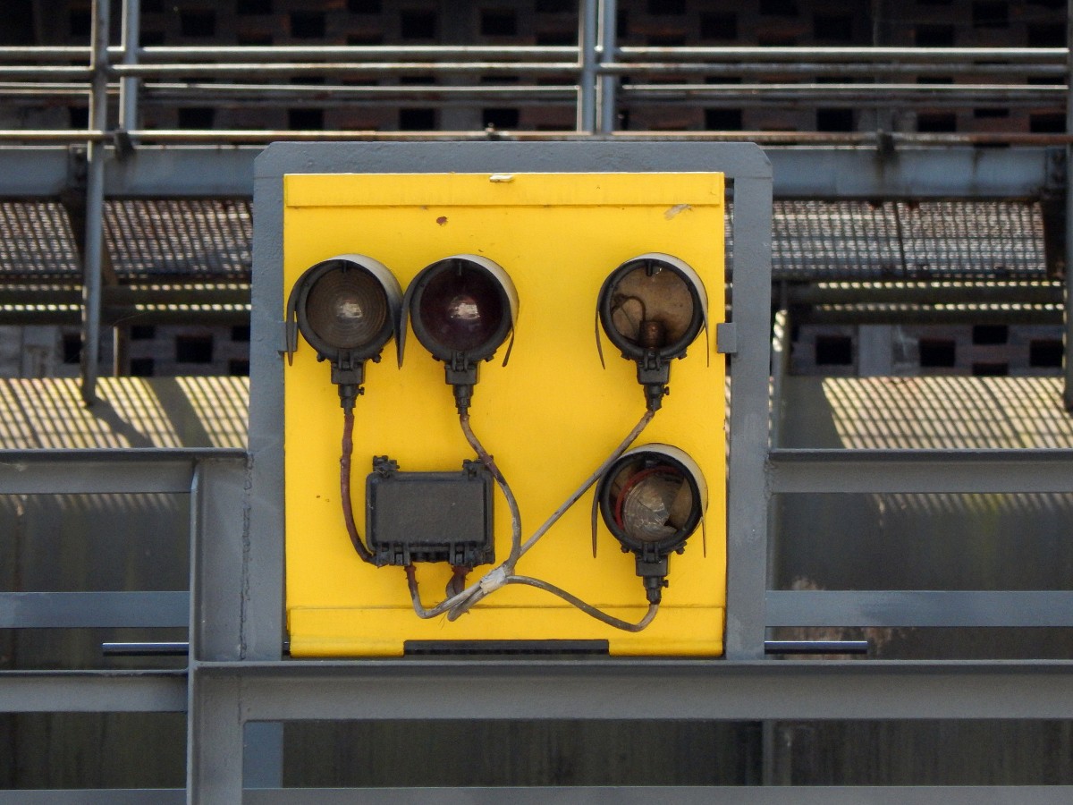 Eines der schon moderneren Signale in der alten Stahlhütte. Hier leuchten die Signale schon lange nicht mehr.


Landschaftspark Duisburg 02.08.2015