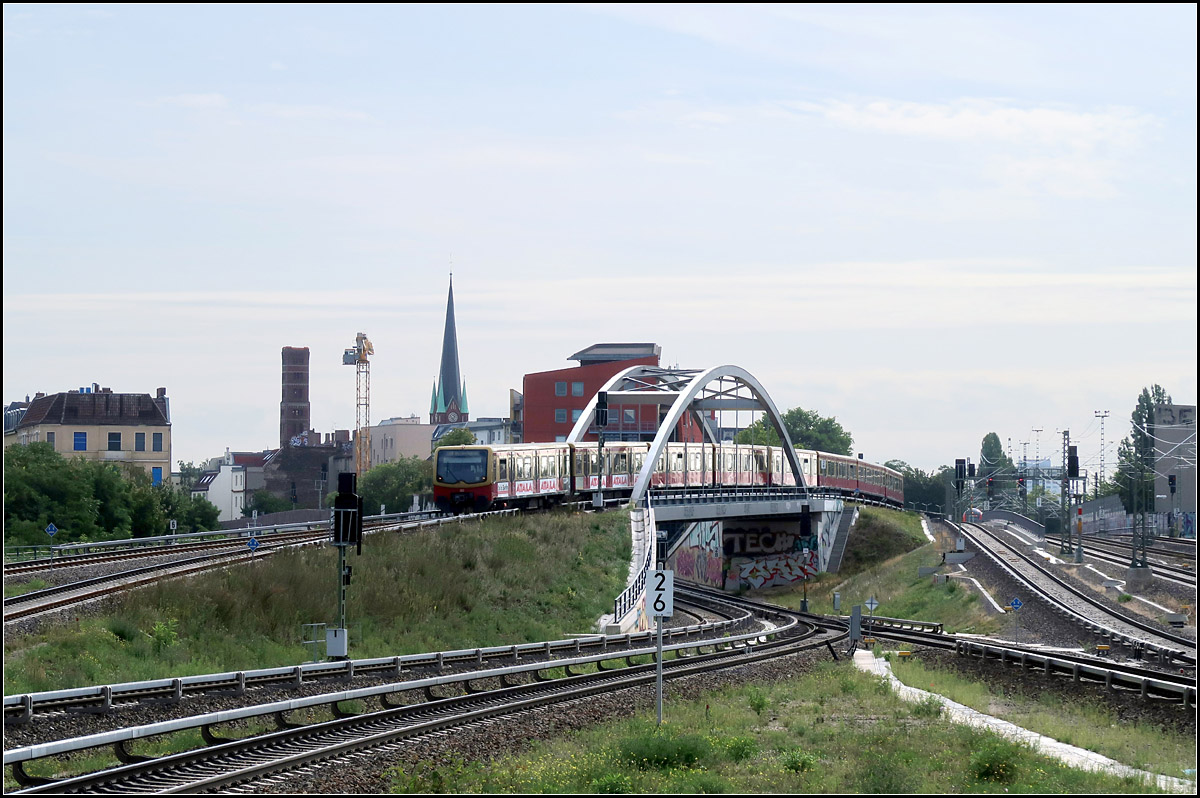 Eines von sehr vielen -

... Überwerfungsbauwerken bei der S-Bahn Berlin. Das Verkehrssystem S-Bahn Berlin finde ich sehr interessant. Durch die zahlreichen, kreuzungsfreie Verzweigungen gibt es viele spannende Streckensituationen mit Brücken und kurzen Tunnels.

Hier die Verzweigung südlich der Station Ostkreuz wo sich die Strecken in Richtung Friedrichsfelde und Erkner gabeln. 

20.08.2019 (M)