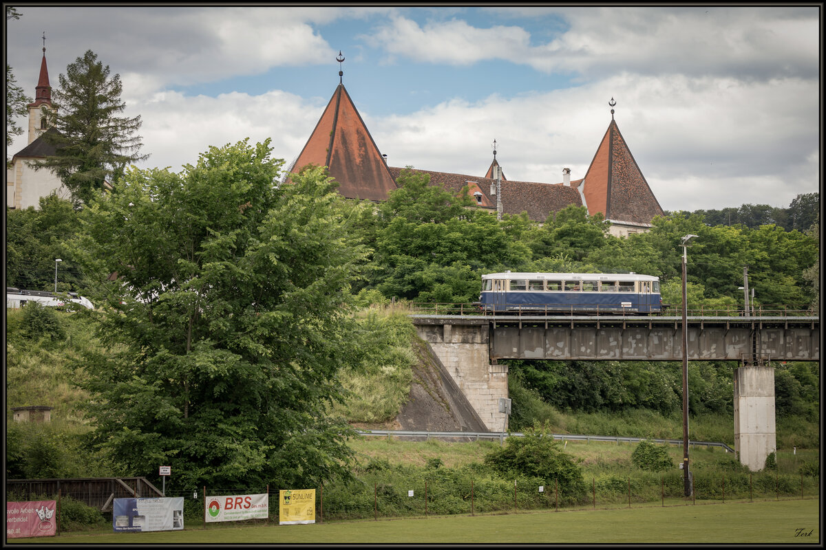 Eines der Standartmotive auf der Radkersburgerbahn ist die Ausfahrt Spielfeld Starss über die Brücke mit dem Schloss im Hintergrund. Gehört natürlich dazu . 17.Juni 2023
