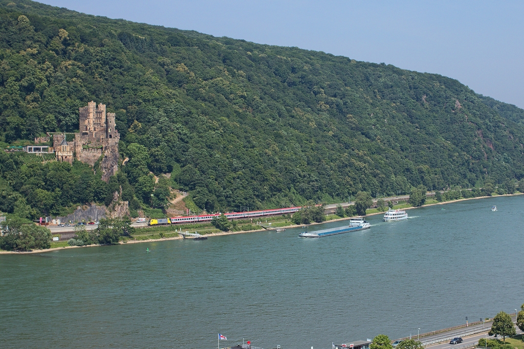 Eines der vielen Klassiker im Rheintal ist die Burg Rheinstein. Am 4.7.2015 fährt die 182 596 mit dem IC 119 an ihr vorbei